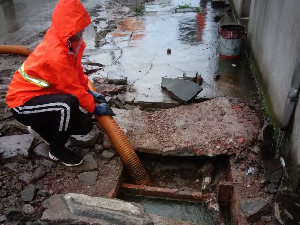 卓资专业清理污水池 炜誉市政以规范流程守护城市 “肠道”