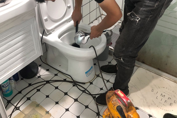 卓资马桶堵塞自己疏通还是找师傅?专业上门服务让你省时更省心